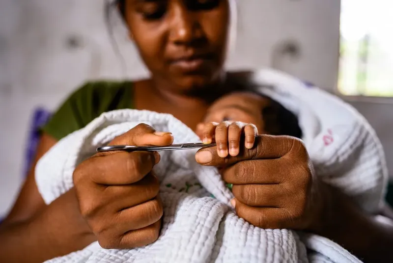 নবজাতকের নাক, কান ও নখ পরিষ্কার: নিরাপদ ও সঠিক পদ্ধতি