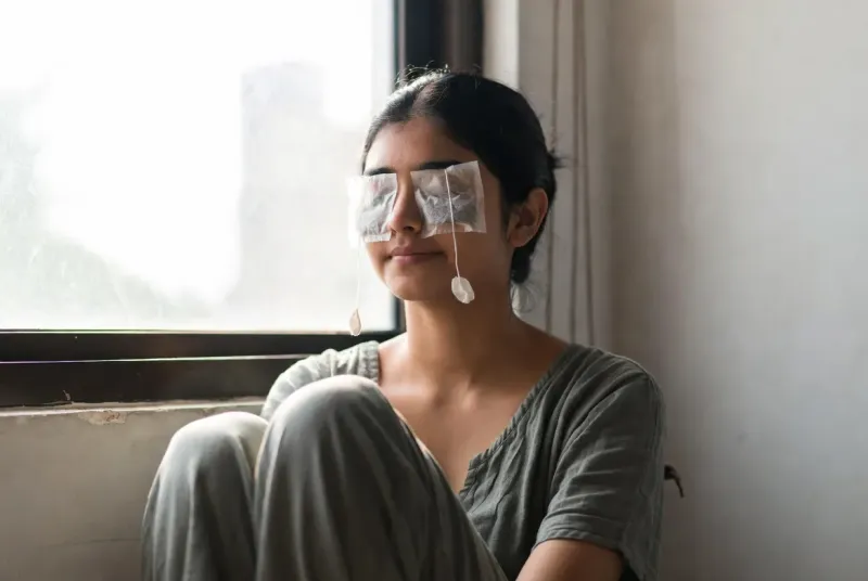 চোখের নিচে কালি বা ডার্ক সার্কেল? রাত জাগা নাকি বংশগত? জানুন আসল কারণ ও দূর করার ৫টি কার্যকরী উপায়