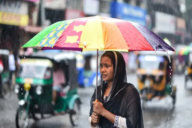 বর্ষায় চুল পড়া ও খুশকির সমস্যা? বৃষ্টির মৌসুমে চুলের যত্ন ও সুরক্ষার পূর্ণাঙ্গ গাইডলাইন